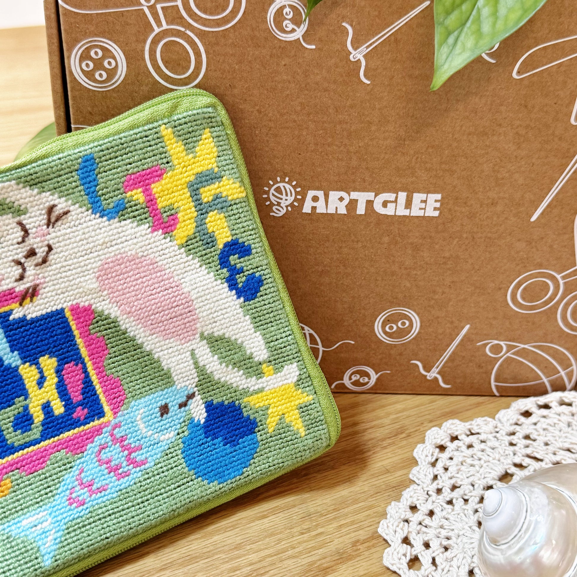 Lucky Cats half-stitch pouch displayed with Artglee branded packaging box.